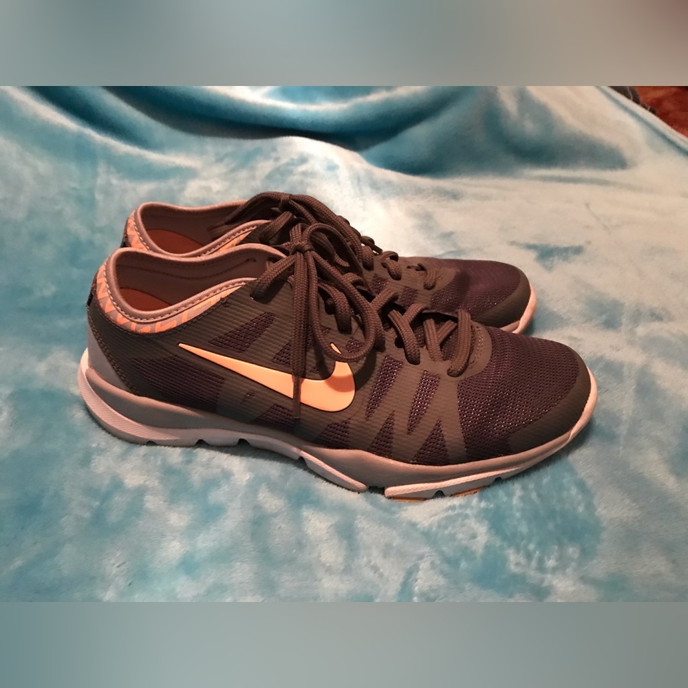Nike tennis shoes light weight